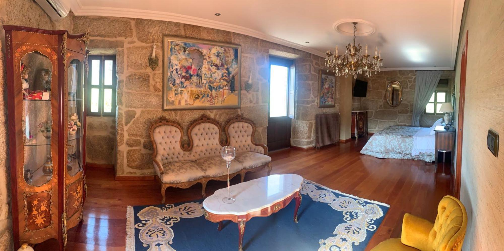Suite con cama grande y balcón